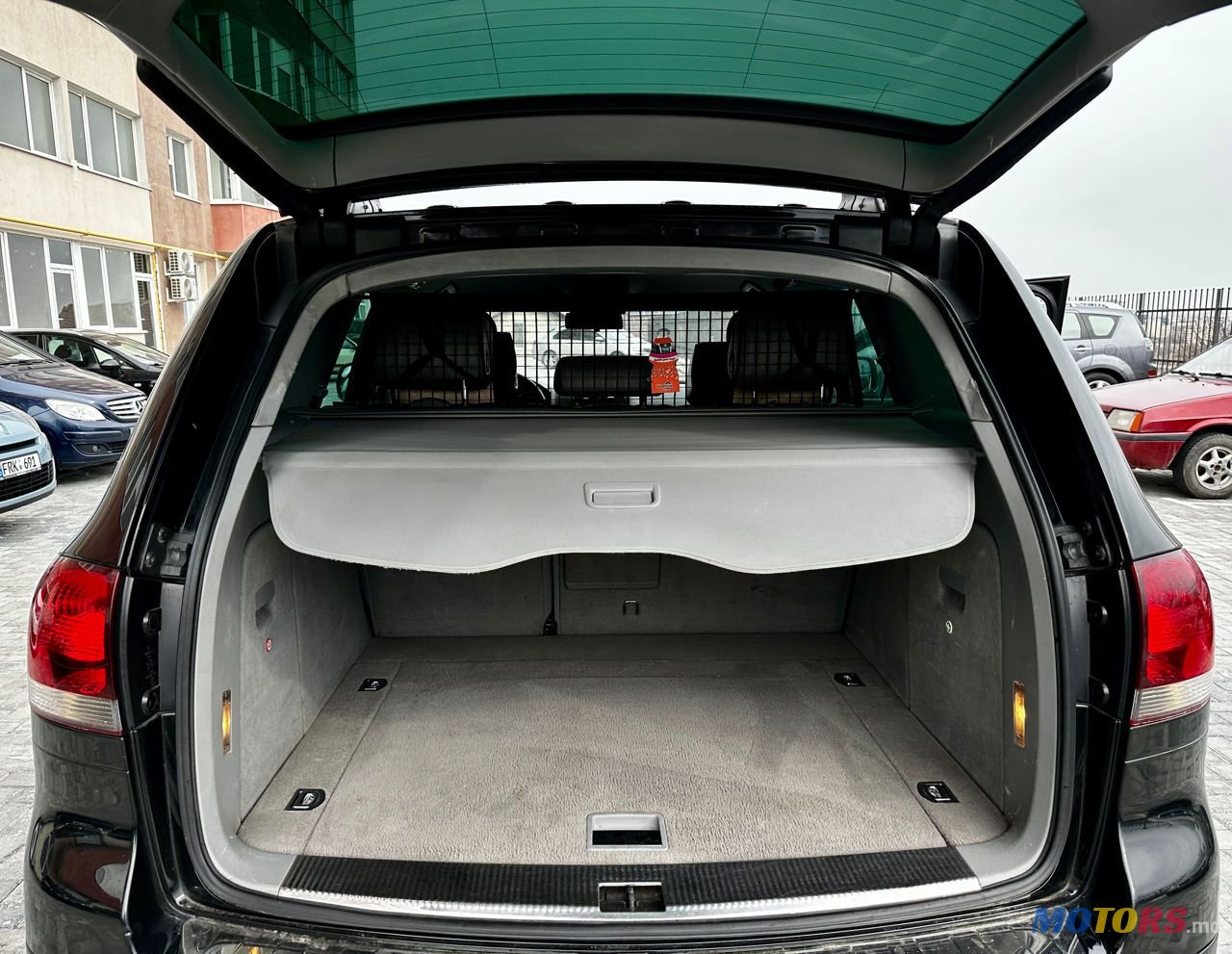 2005' Volkswagen Touareg photo #6