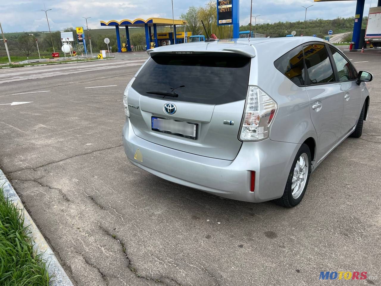 2013' Toyota Prius v photo #2