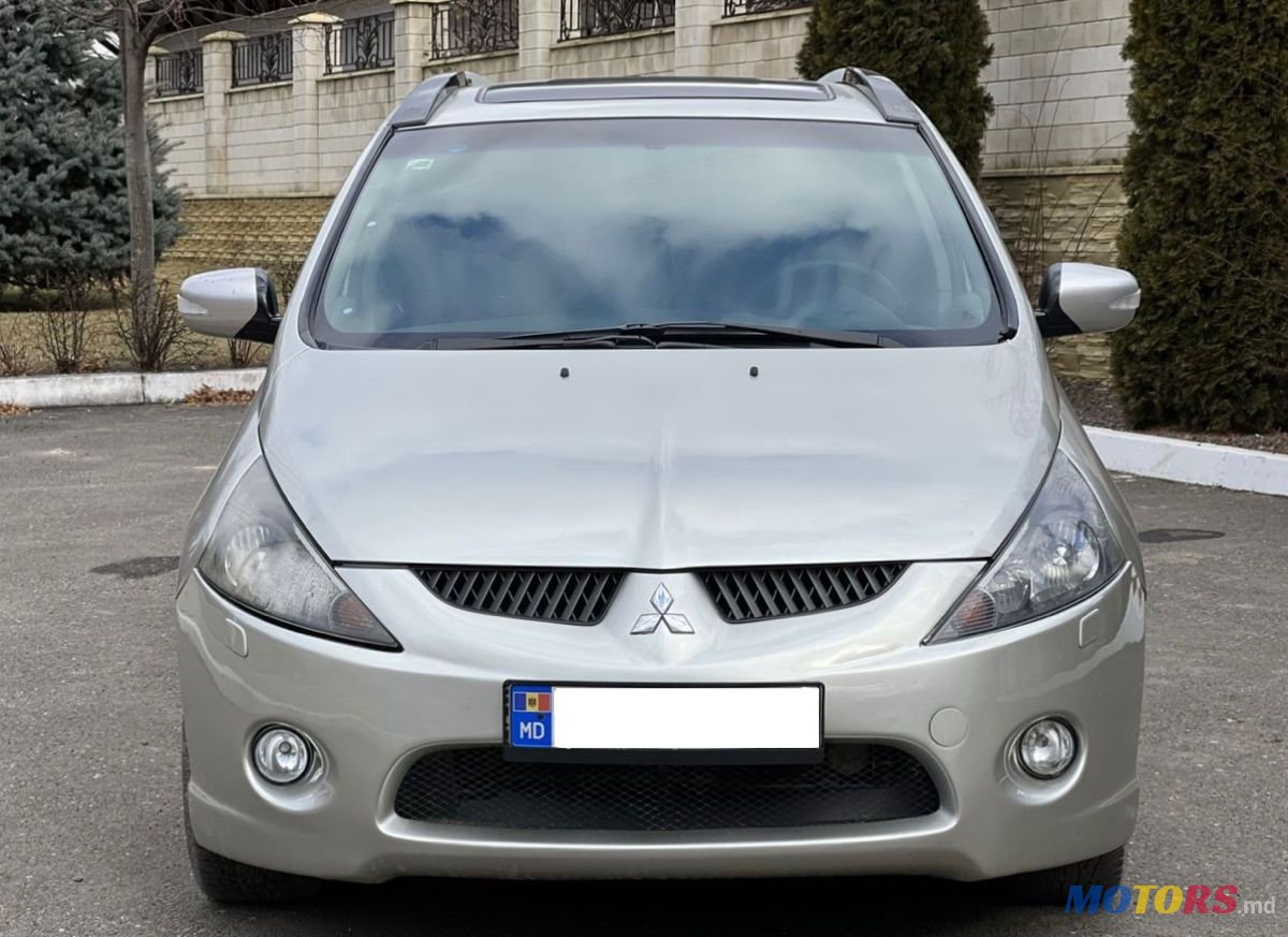 2008' Mitsubishi Grandis photo #3