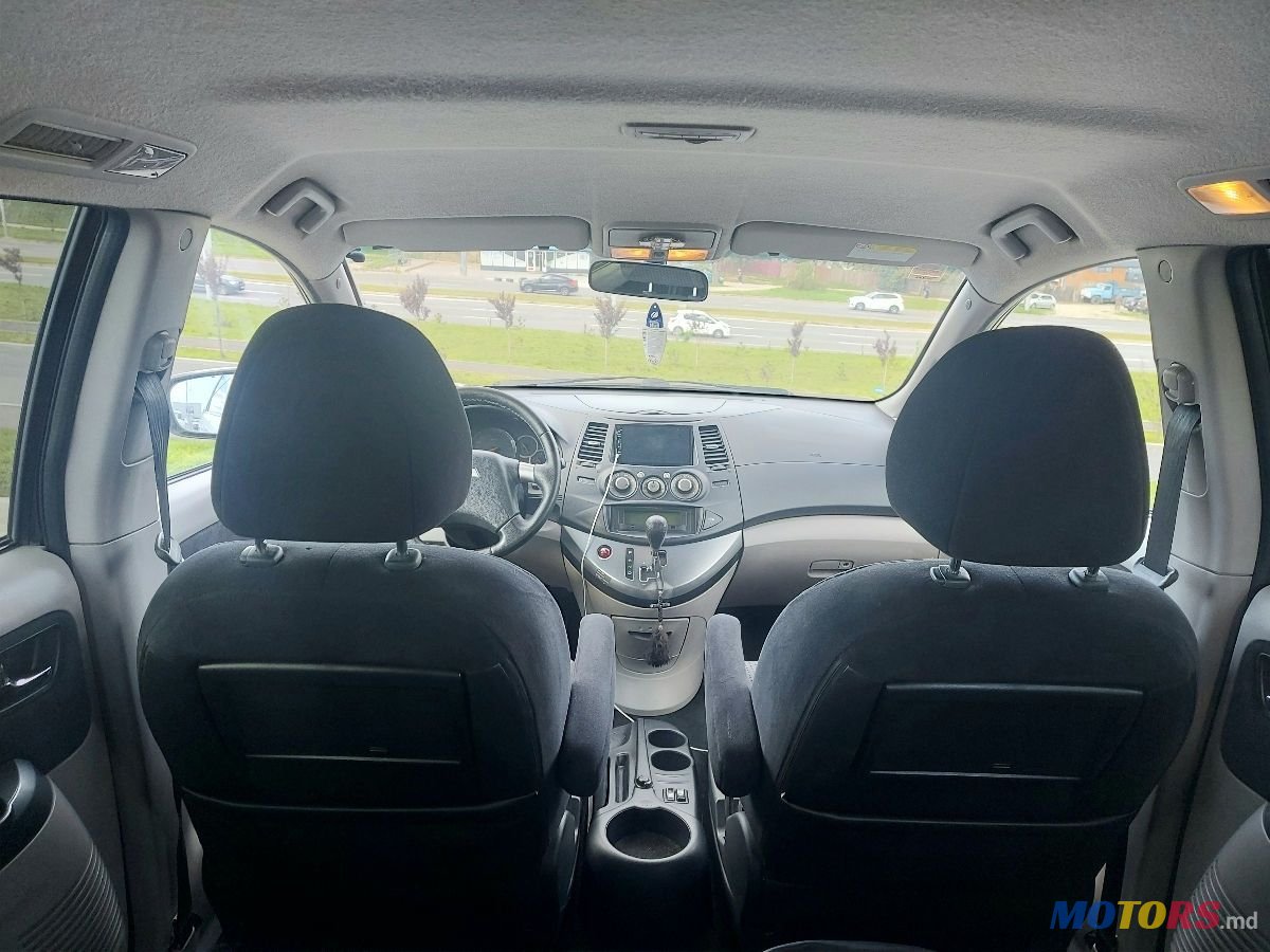 2006' Mitsubishi Grandis photo #6