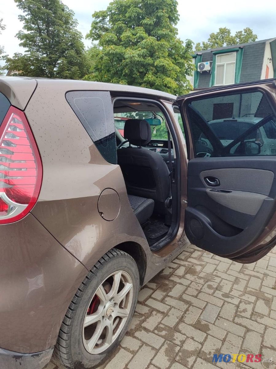 2011' Renault Scenic photo #2