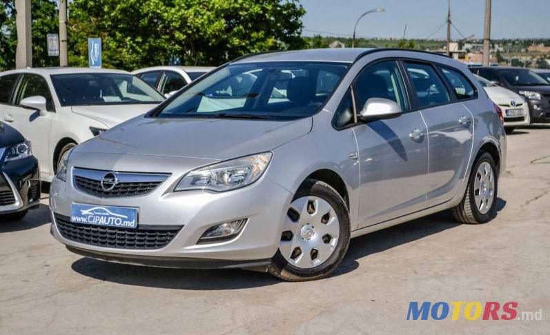 2011' Opel Astra photo #2