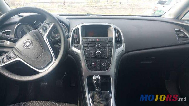 2013' Opel Astra photo #2