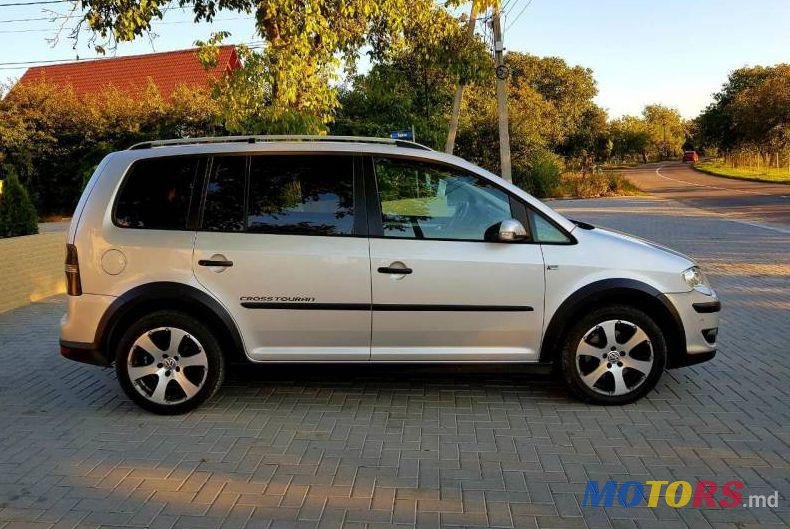 2009' Volkswagen Touran photo #1