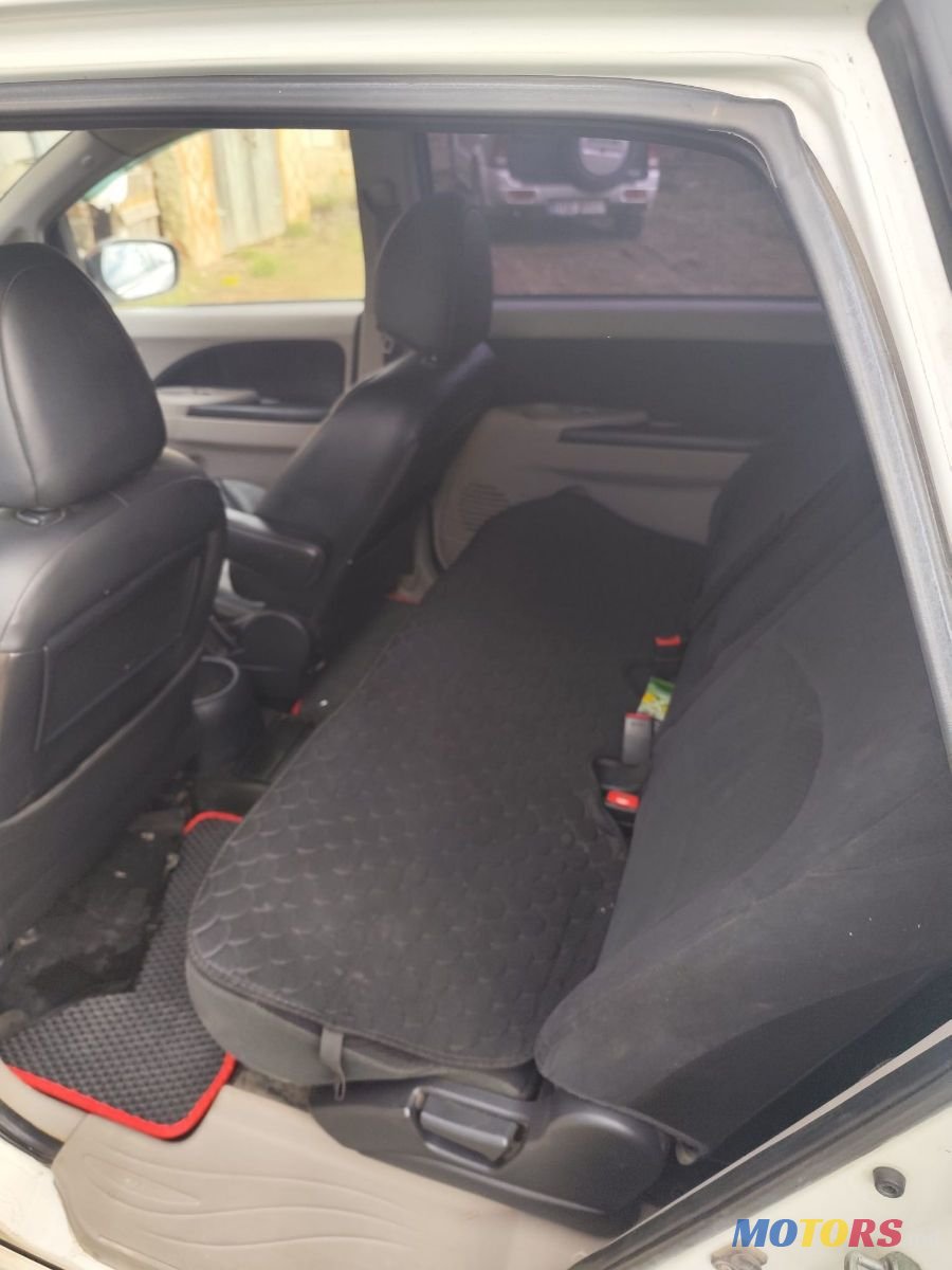 2008' Mitsubishi Grandis photo #3