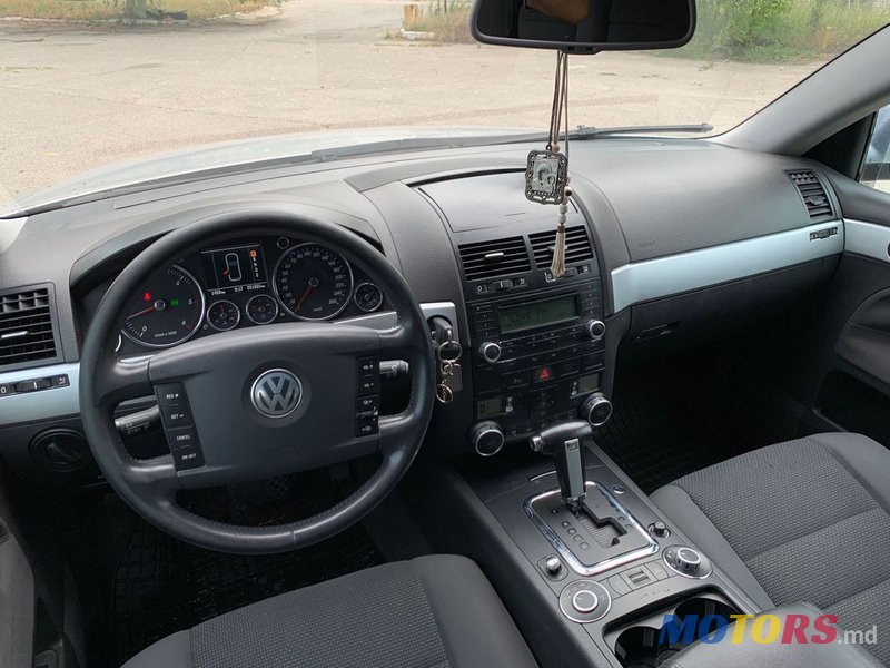 2005' Volkswagen Touareg photo #5