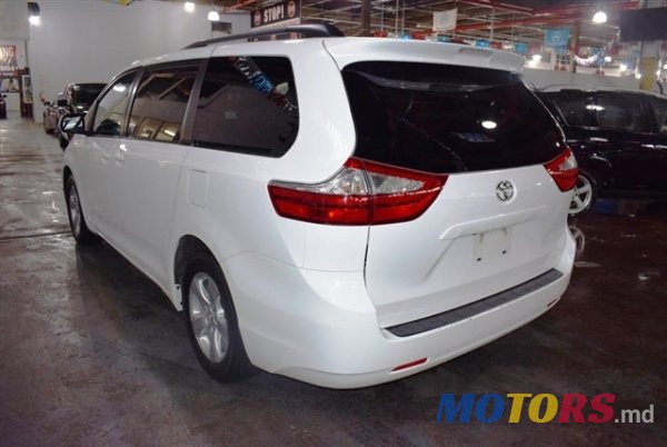 2017' Toyota Sienna photo #3