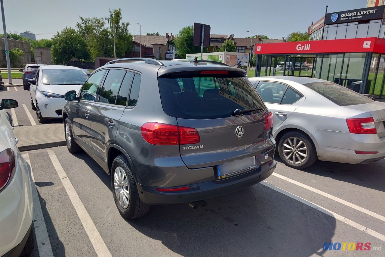 2012' Volkswagen Tiguan photo #2