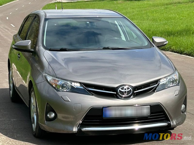 2013' Toyota Auris photo #3