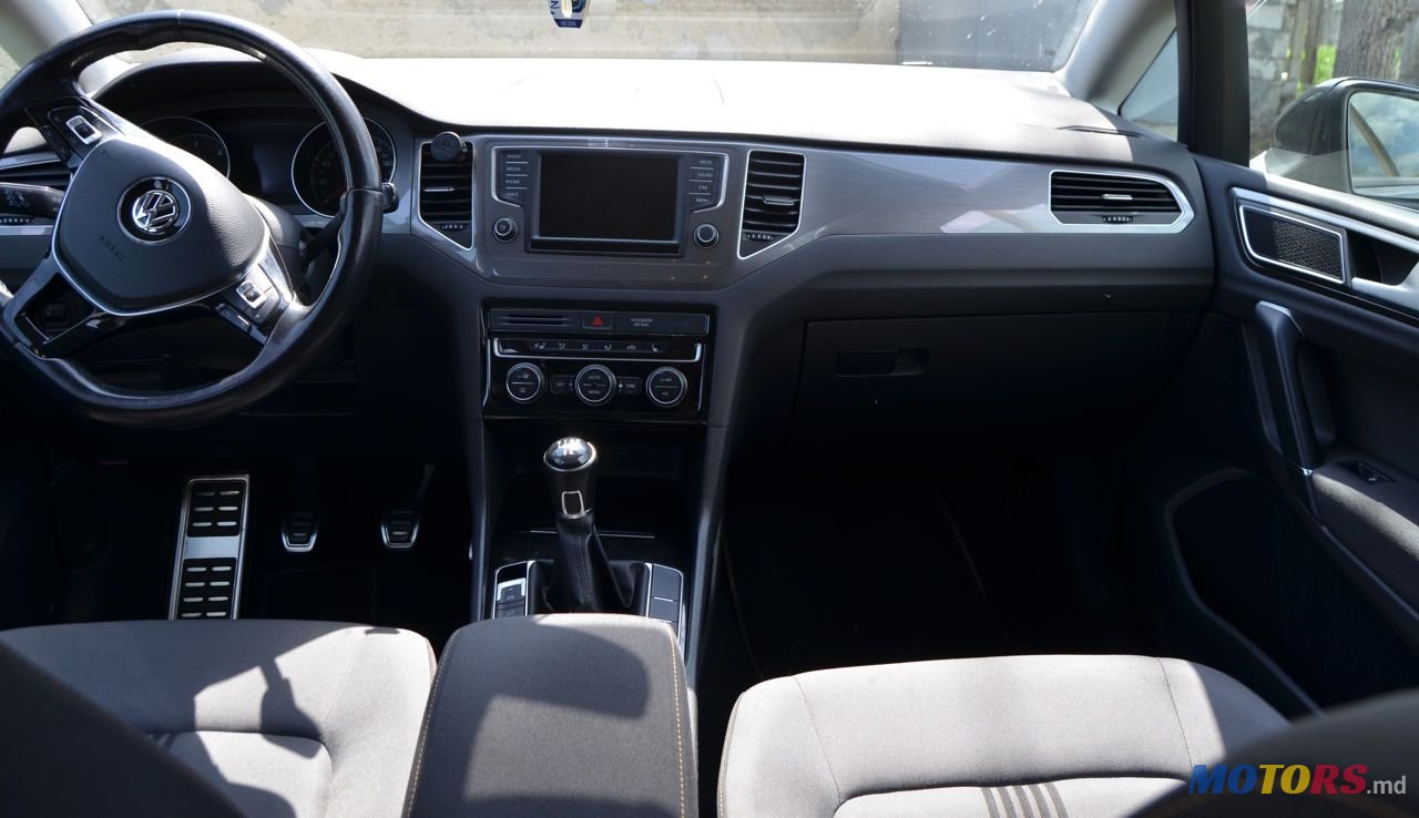 2016' Volkswagen Golf photo #2