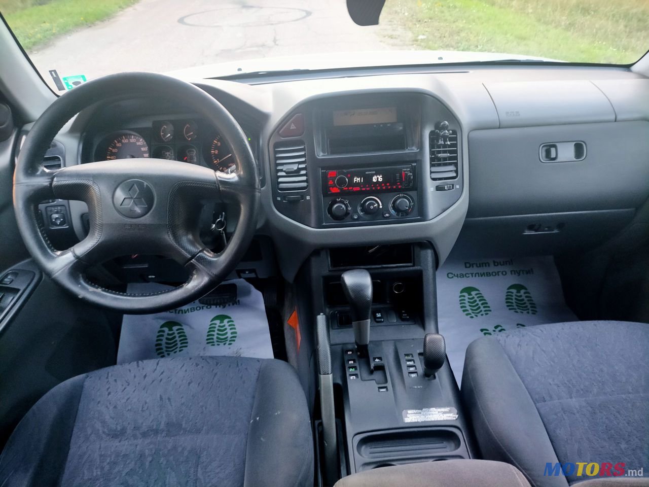 2002' Mitsubishi Pajero photo #3