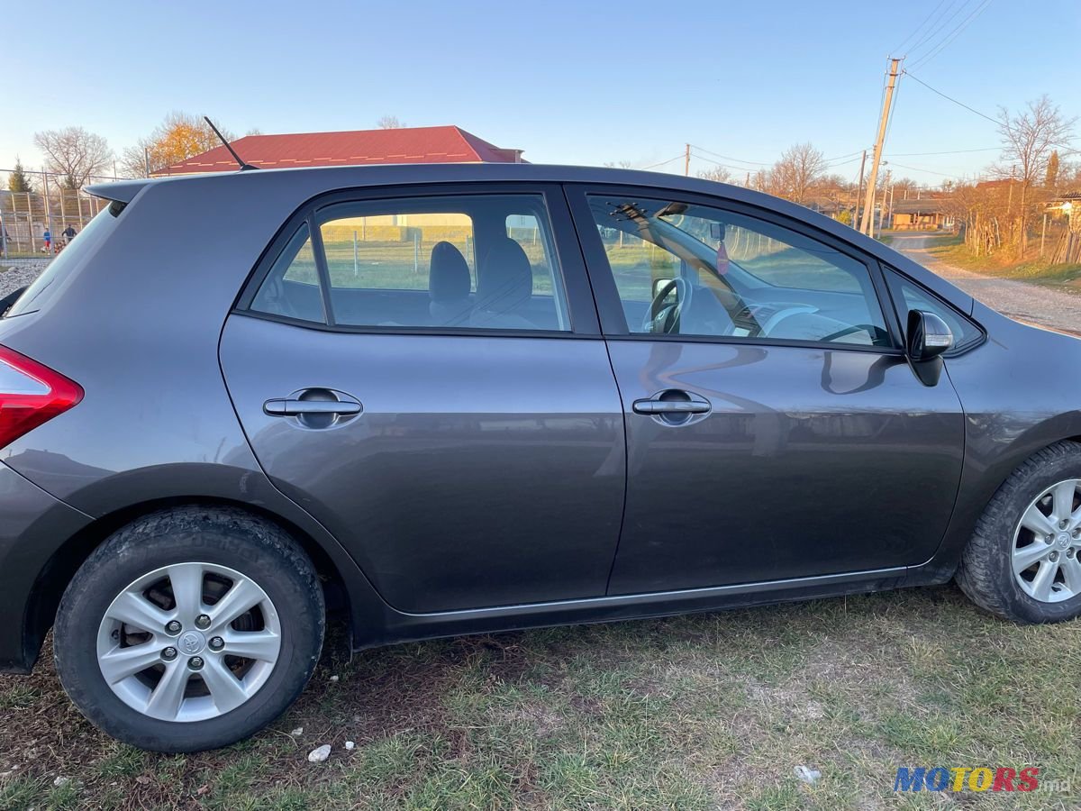 2011' Toyota Auris photo #5