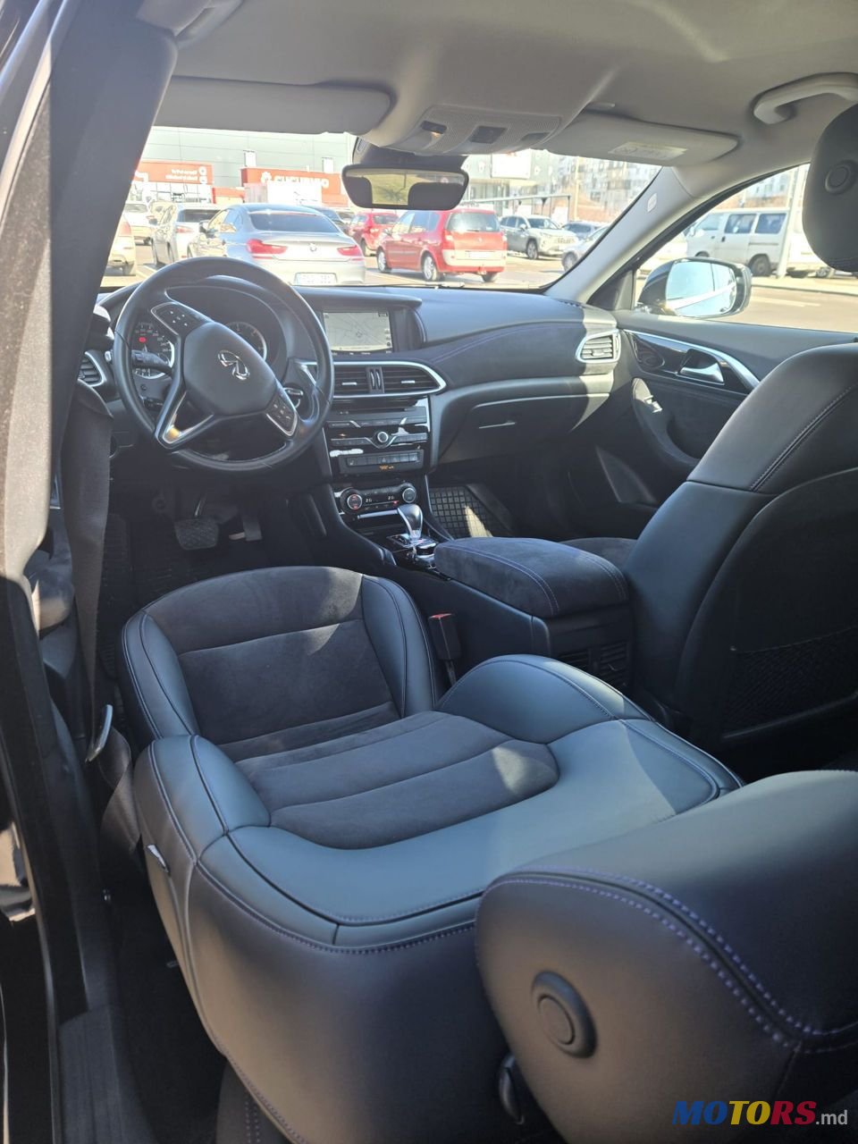 2016' Infiniti Q30 photo #5
