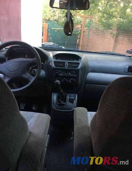 2001' Mitsubishi Space Wagon photo #1