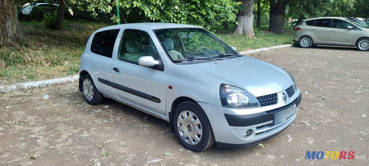 2001' Renault Clio photo #1