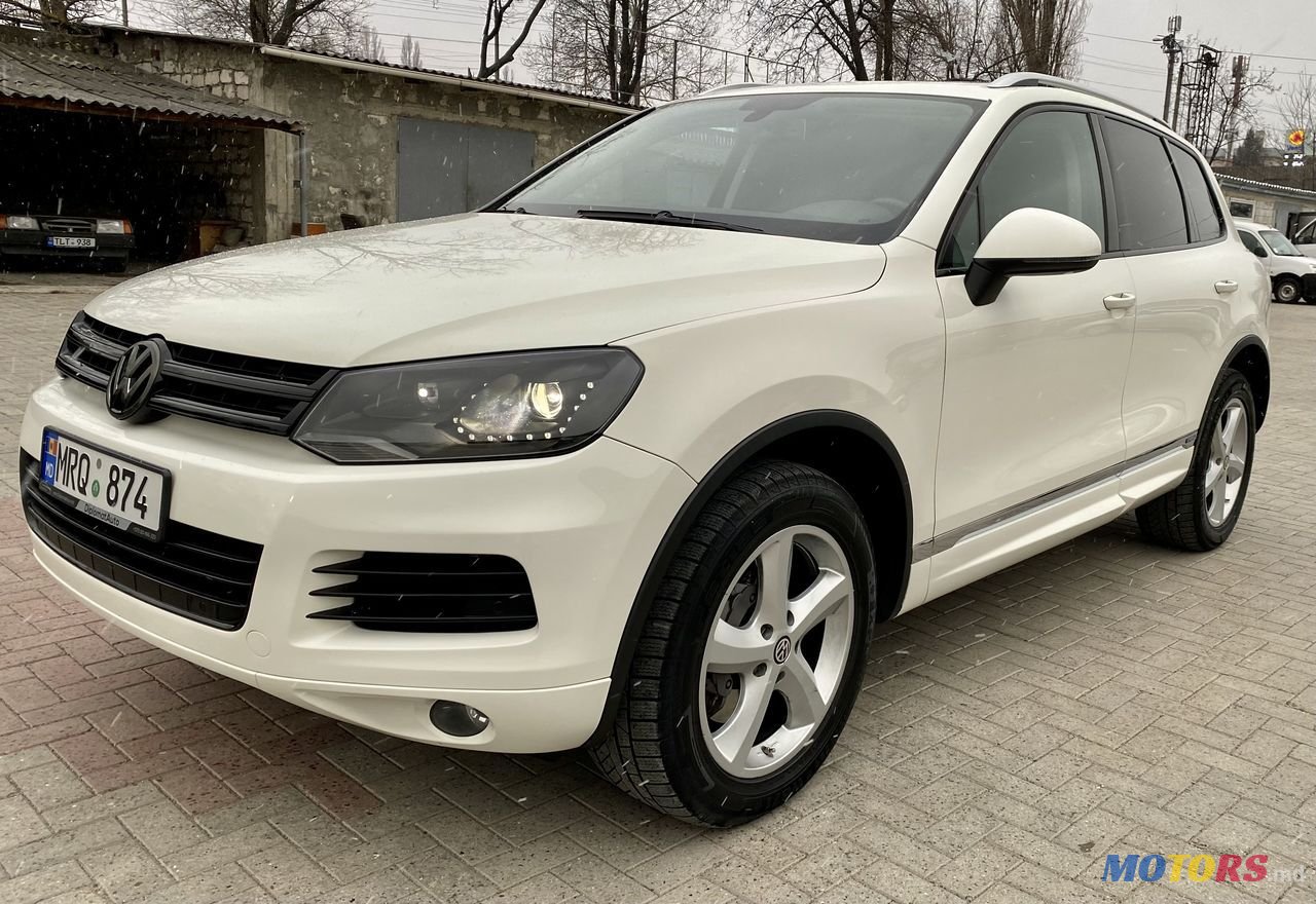 2011' Volkswagen Touareg photo #1