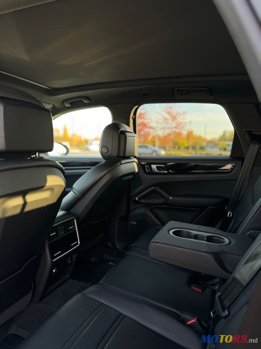 2019' Porsche Cayenne photo #3