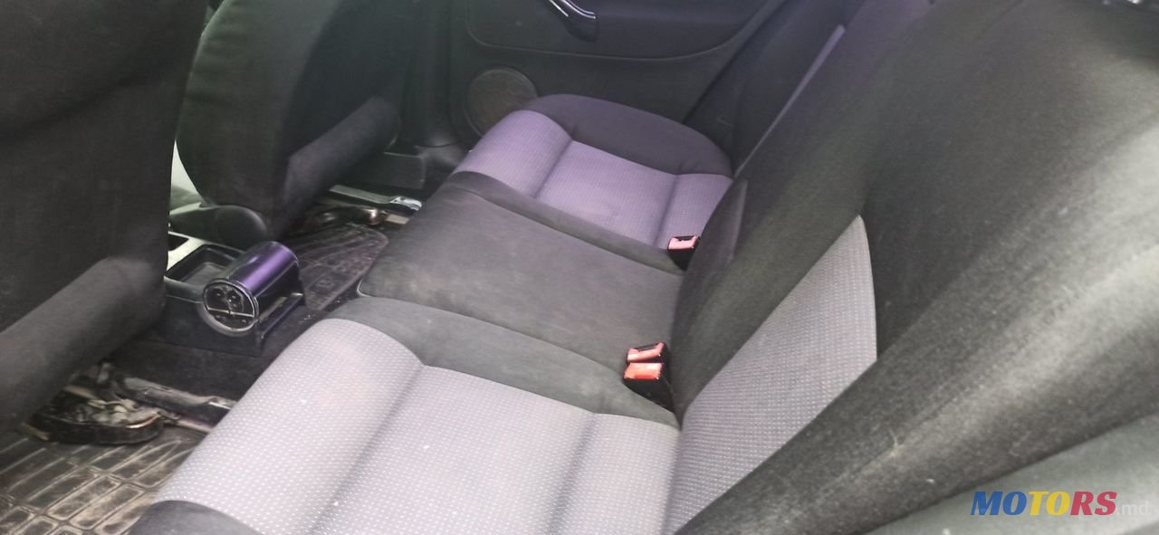 2002' Volkswagen Golf photo #6