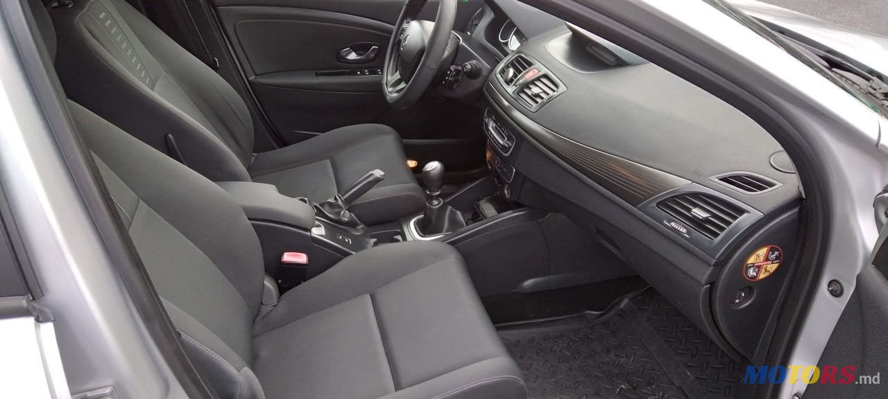 2011' Renault Megane photo #5