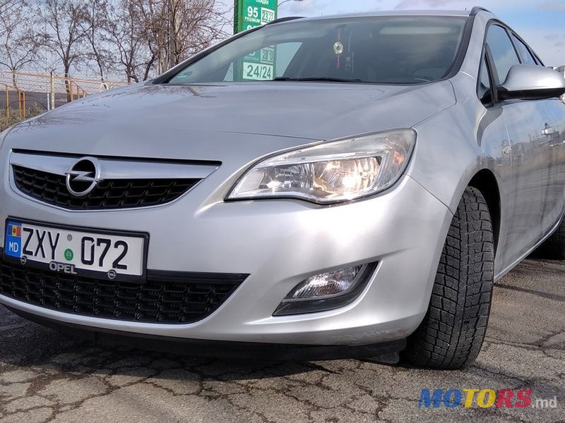 2012' Opel Astra photo #2