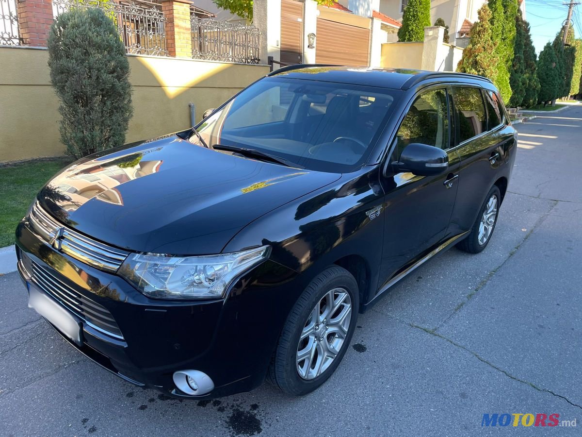 2014' Mitsubishi Outlander photo #2