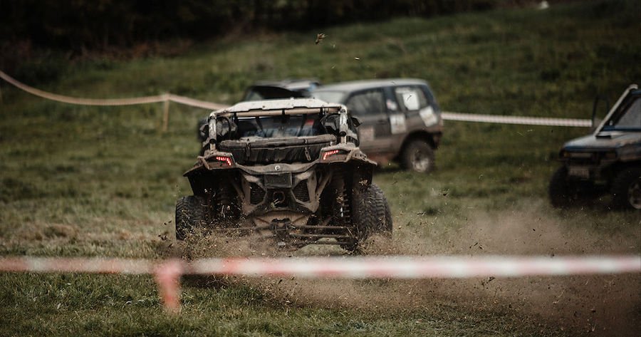 Campionatul naţional de off-road al R. Moldova: Zeci de şoferi profesionişti şi amatori şi-au pus la grea încercare maşinile de teren