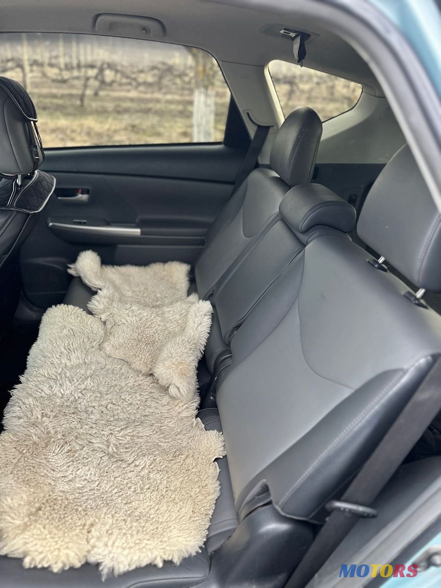 2014' Toyota Prius v photo #5