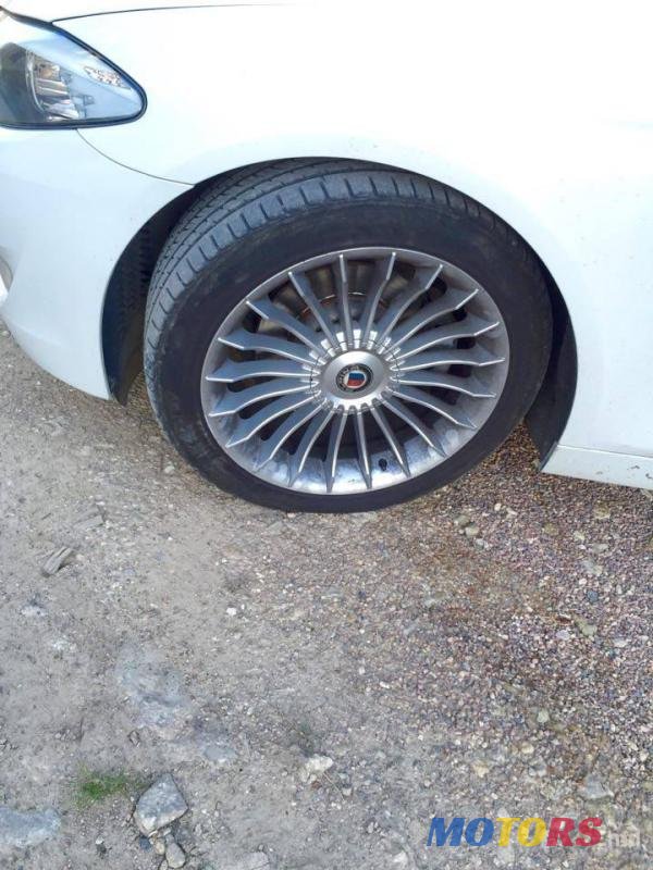 2011' BMW 5 Series photo #3