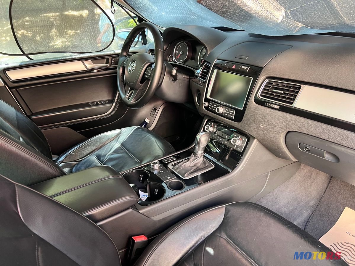 2010' Volkswagen Touareg photo #2