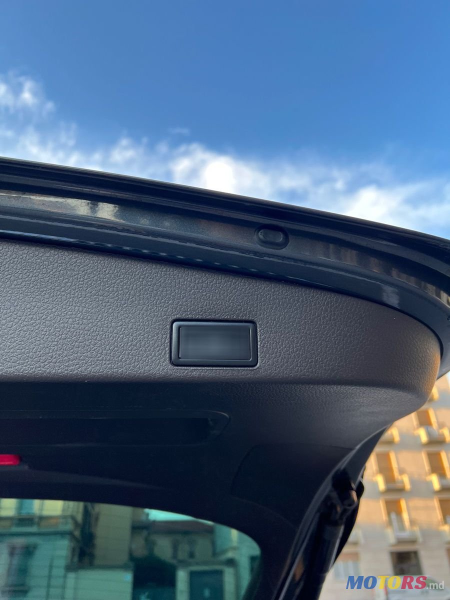 2016' Volkswagen Touareg photo #6