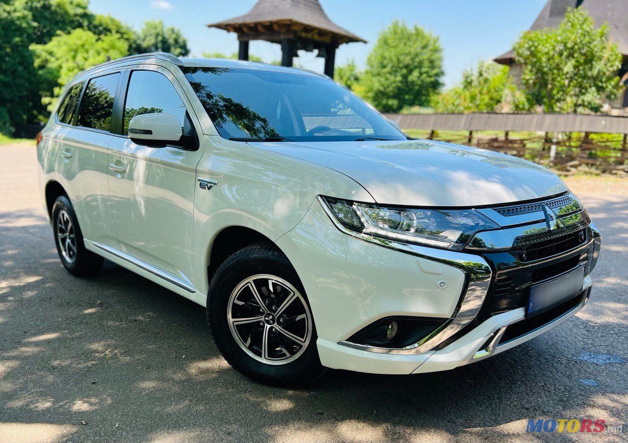 2019' Mitsubishi Outlander photo #2