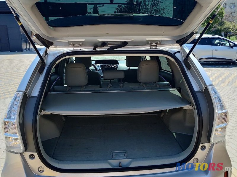 2012' Toyota Prius photo #4