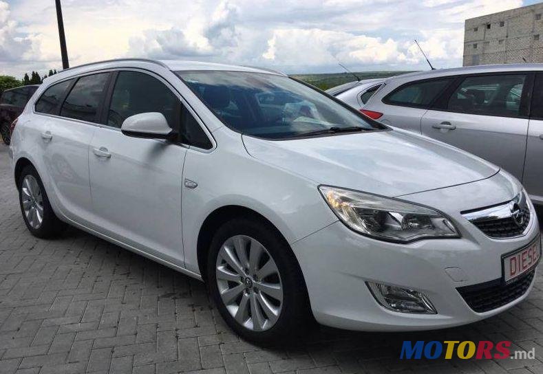 2011' Opel Astra photo #1