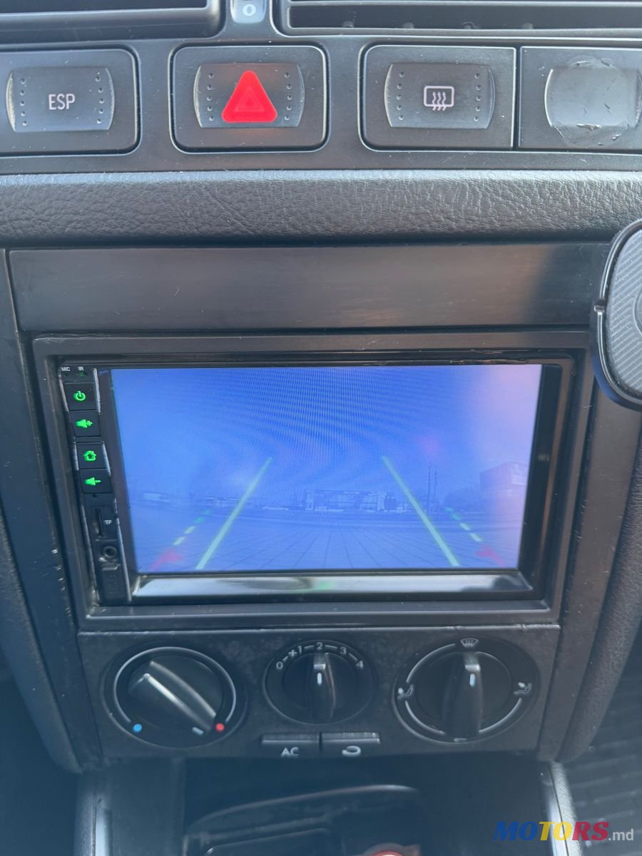 2004' Volkswagen Golf photo #6