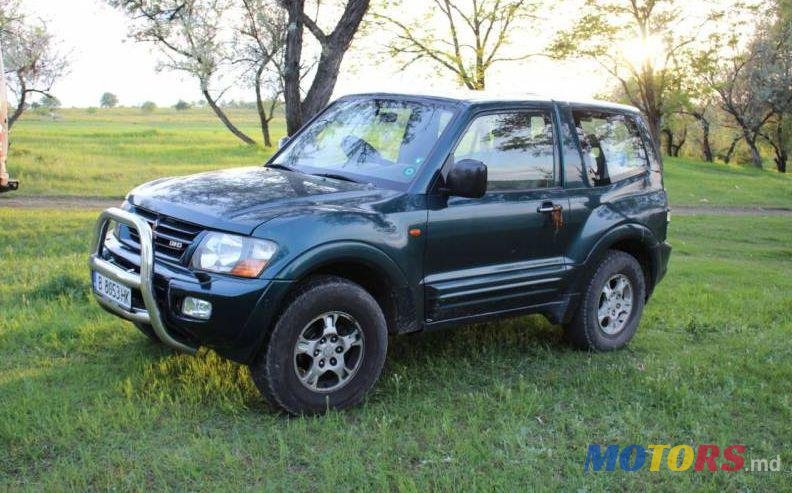 2000' Mitsubishi Pajero photo #1