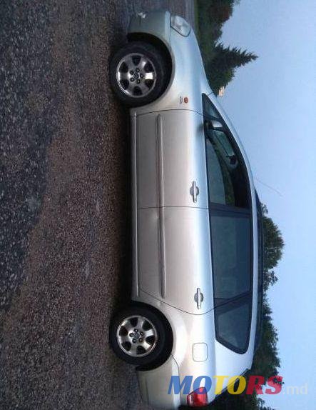 2002' Toyota Avensis photo #1
