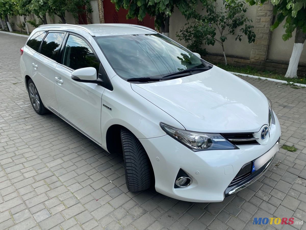 2013' Toyota Auris photo #2