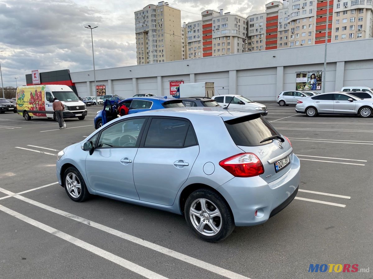 2011' Toyota Auris photo #4