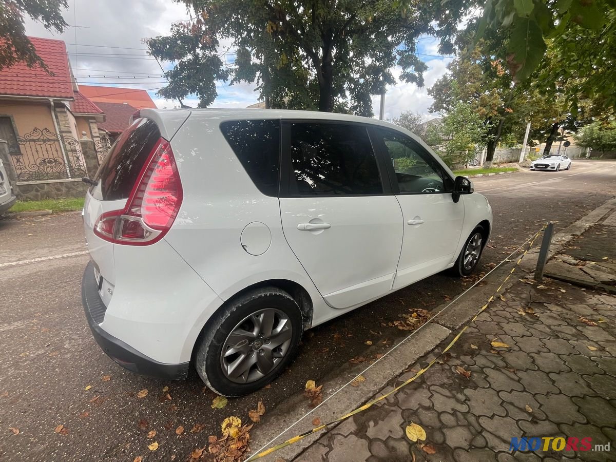 2011' Renault Scenic photo #1