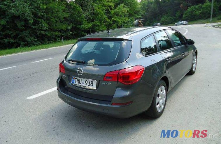 2012' Opel Astra photo #2