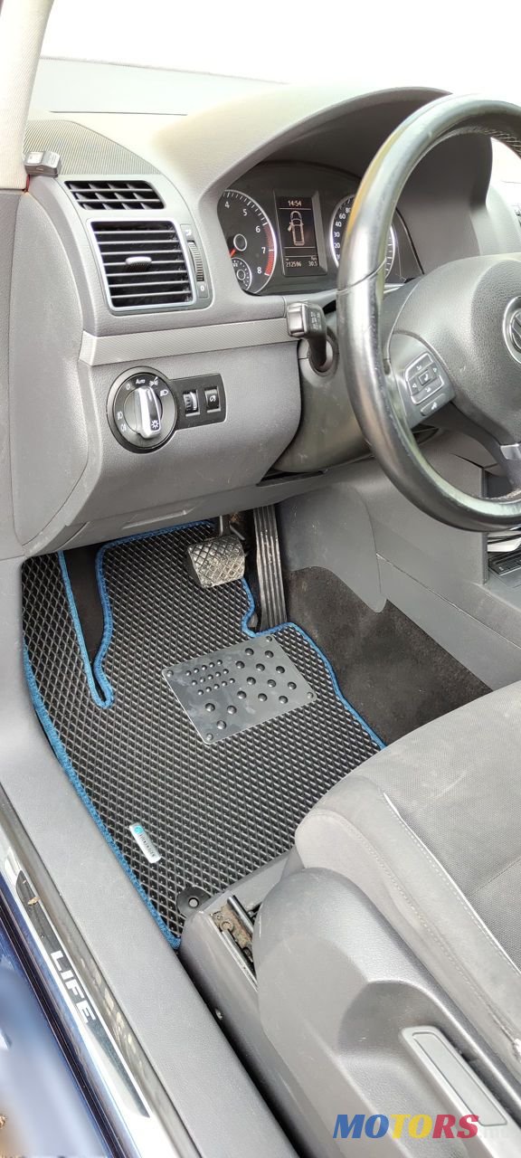 2013' Volkswagen Touran photo #2