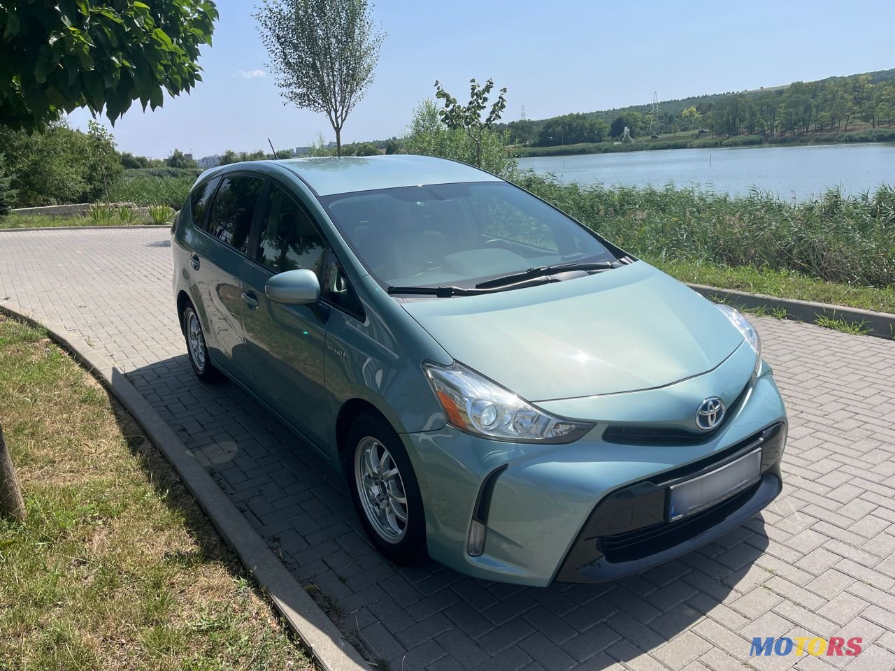 2017' Toyota Prius v photo #3