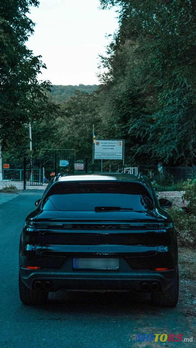 2023' Porsche Cayenne photo #3