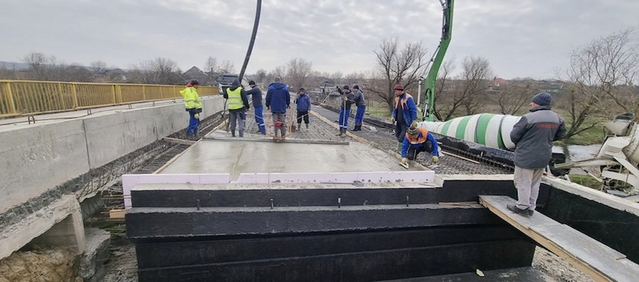 Cum arată în prezent lucrările la reconstrucţia podului din Bulboaca, satul în care a avut loc summit-ul Comunităţii Politice Europene