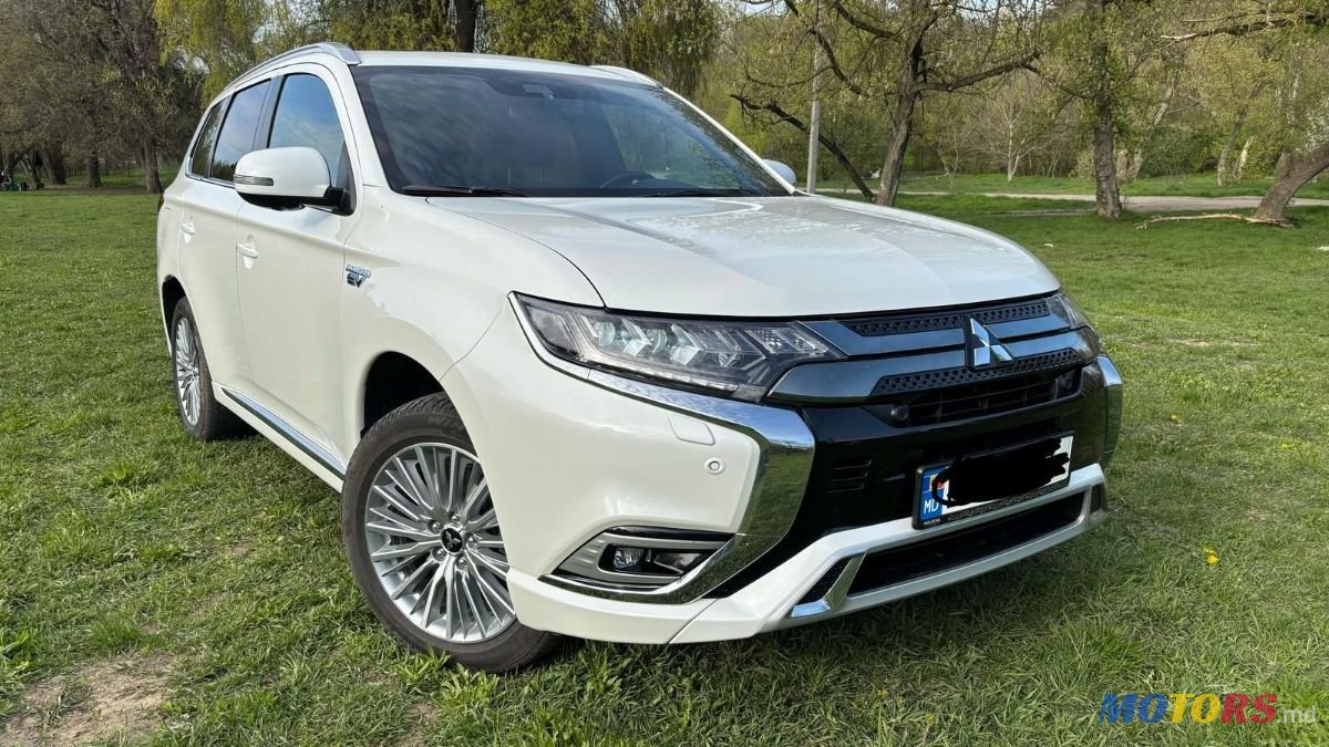 2020' Mitsubishi Outlander photo #3