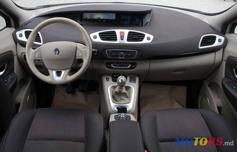 2010' Renault Grand Scenic photo #2