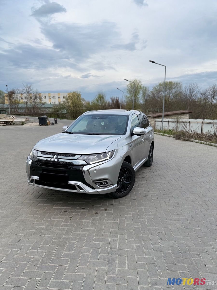 2018' Mitsubishi Outlander photo #2