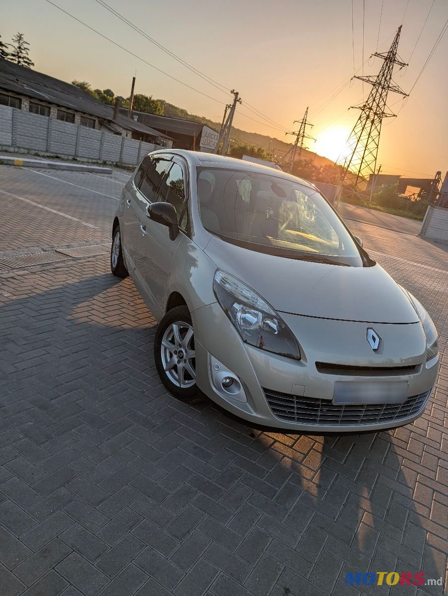 2012' Renault Grand Scenic photo #1
