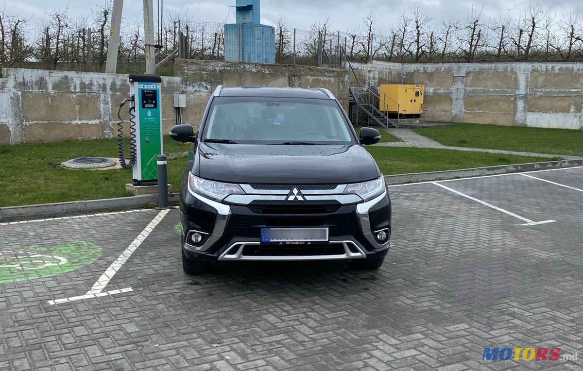 2019' Mitsubishi Outlander photo #2