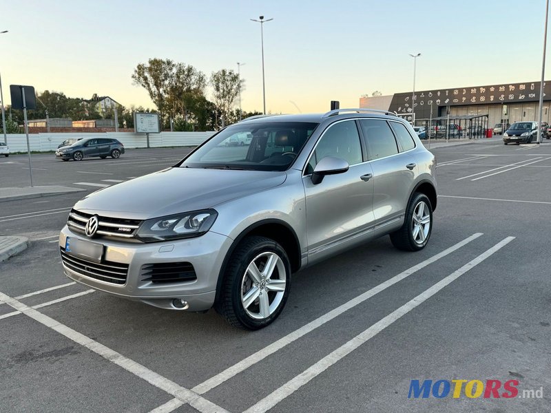 2011' Volkswagen Touareg photo #5